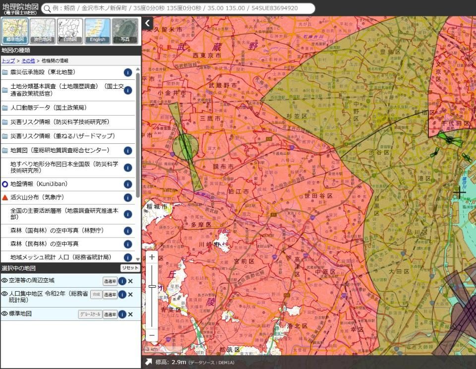 地理院地図の「地図の種類」で、その他から他機関の情報へ進んだ画面。左下の選択中の地図に、空港等の周辺空域と人口集中地区 令和2年が並んでいる
